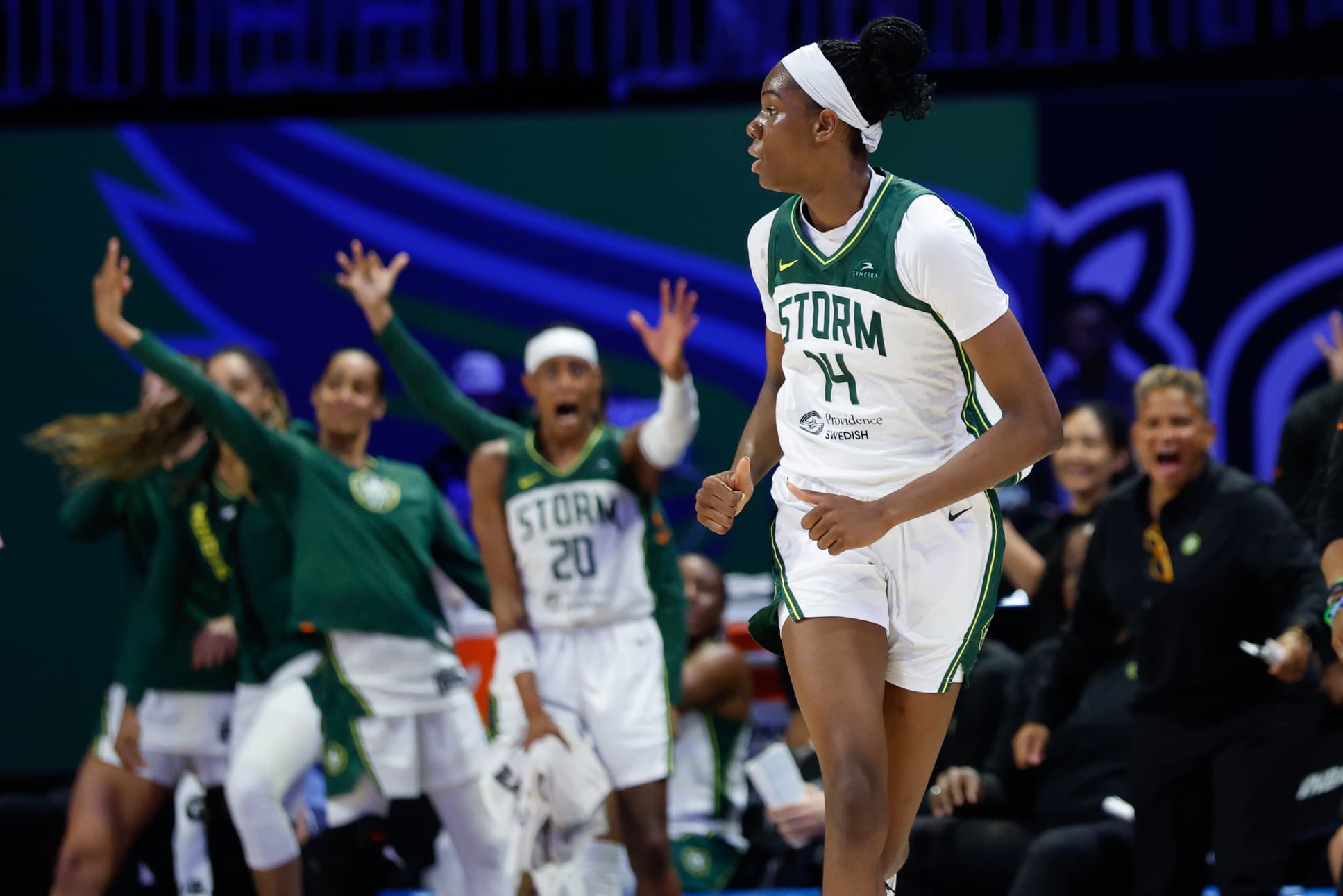 Dans un duel de hauts draftées, Dominique Malonga dicte sa loi à Paige Bueckers !