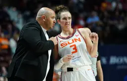 Rachid Meziane, ici avec Marina Mabrey, coachera une dernière année à la Mohegan Sun Arena