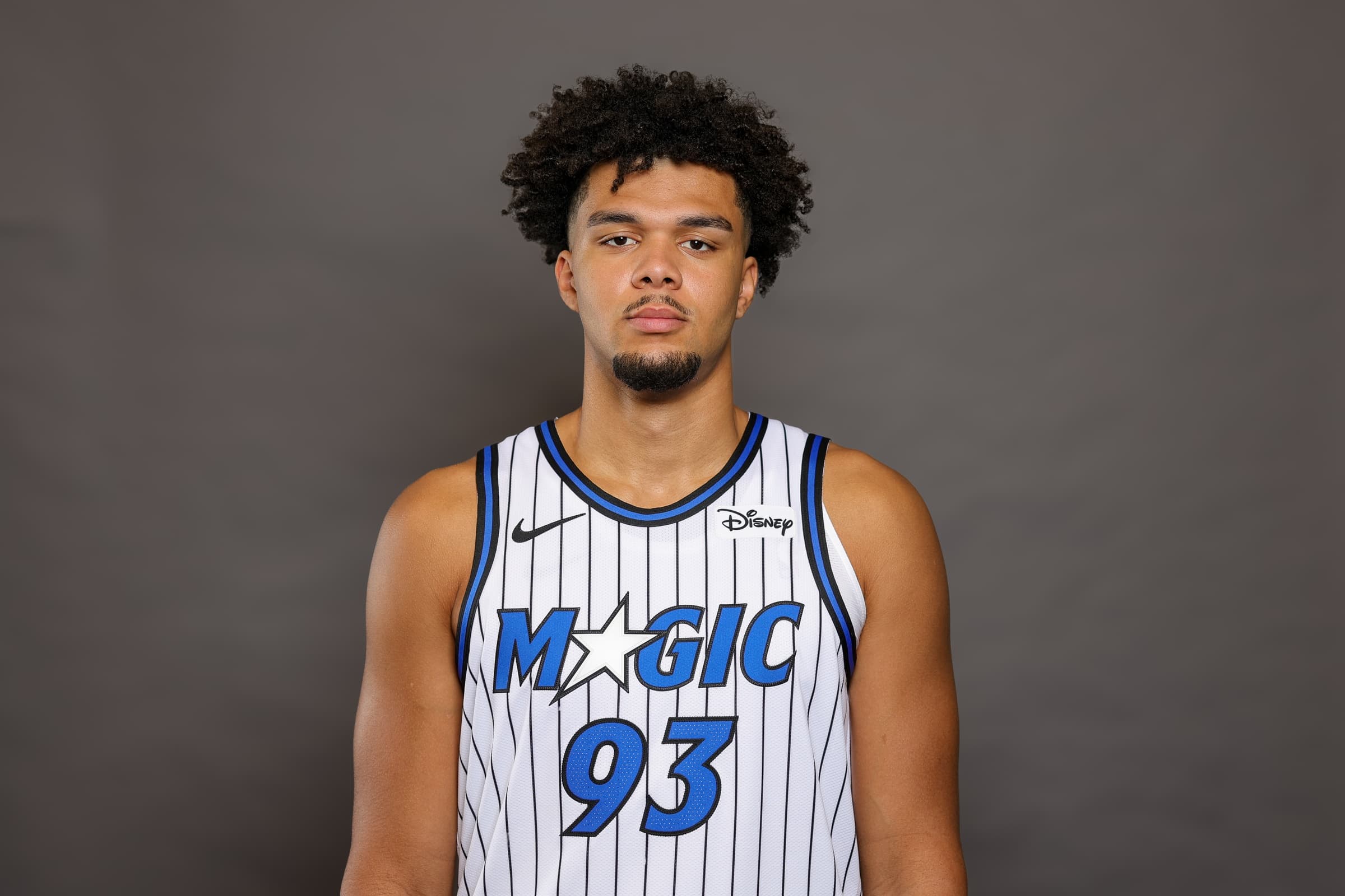 « J’apprécie beaucoup ce que je vois » : Noah Penda impressionne au camp d’entraînement du Magic