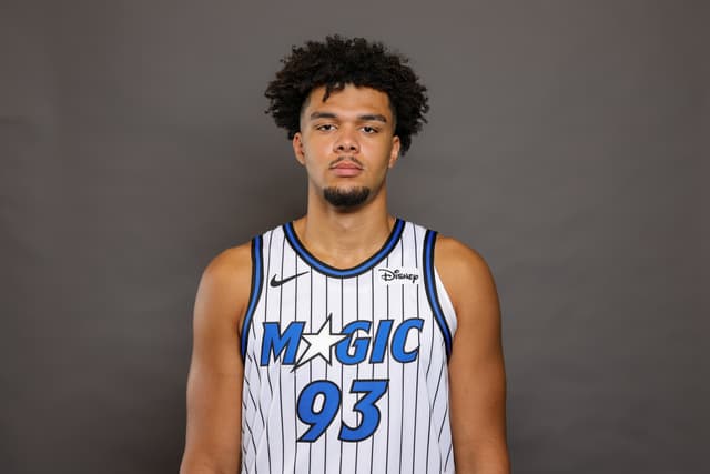« J’apprécie beaucoup ce que je vois » : Noah Penda impressionne au camp d’entraînement du Magic