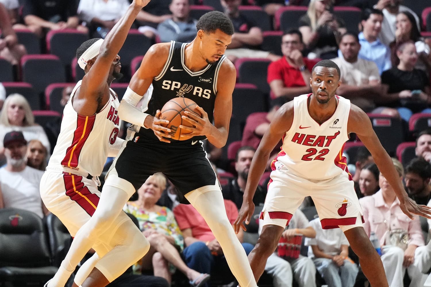 Victor Wembanyama égare encore beaucoup de ballons, mais San Antonio s’impose à Miami