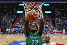 Franck Yetna, ici au dunk en NCAA, revient en France pour jouer à Tours en NM1