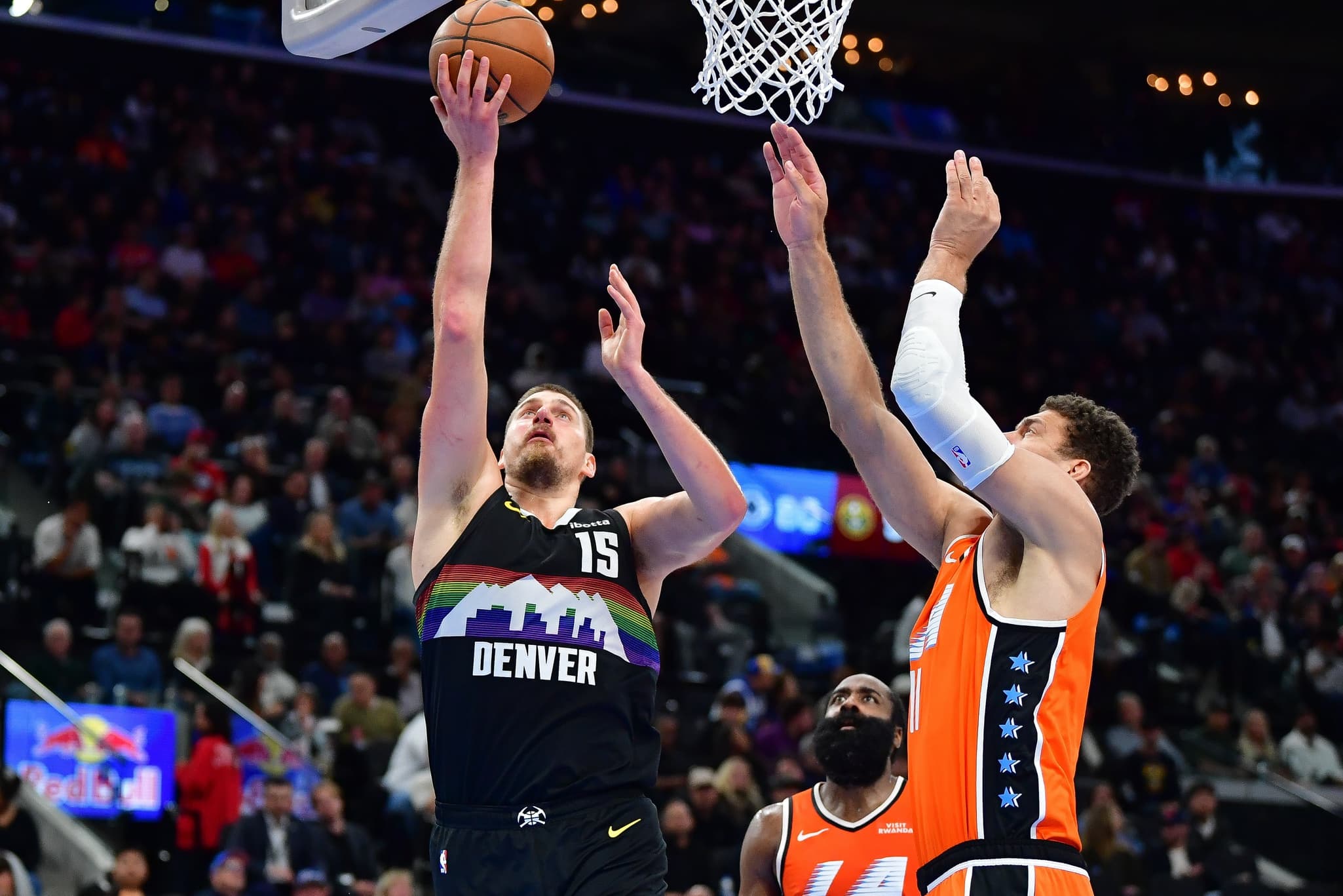 Nikola Jokic écrase les Clippers avec 55 points, un fan tente l’impossible