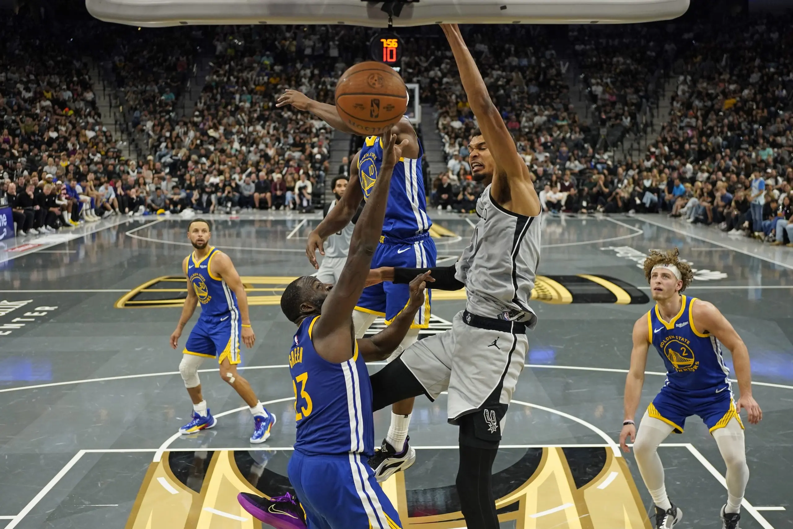 Victor Wembanyama réagit à son dunk et à l’altercation avec Draymond Green : « la meilleure manière de répondre, c’est sur le terrain »