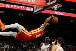 Zaccharie Risacher a été entraîné dans son élan après un dunk en contre-attaque, avant de tomber fort sur le sol