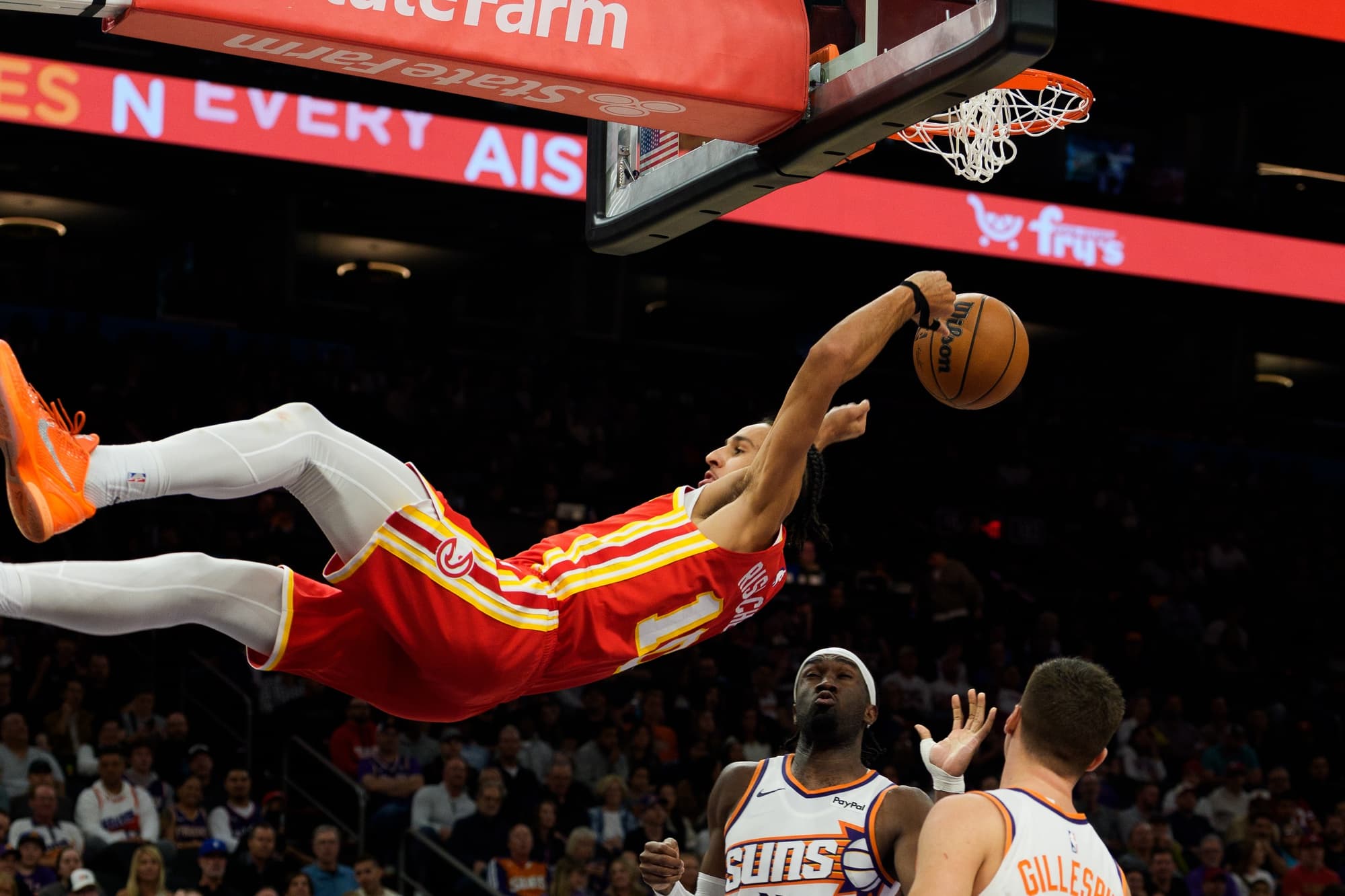 Zaccharie Risacher brille puis quitte ses coéquipiers sur une lourde chute à Phoenix