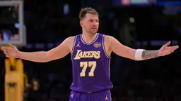 La vente des Lakers à Bob Iger et Josh Kushner crée déjà de l’incertitude en interne, tandis que Jeanie Buss conteste l’opération.