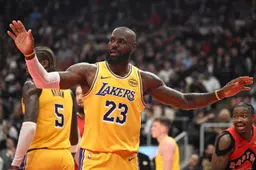 LeBron James en maillot jaune des Lakers levant les bras sur le parquet face aux Raptors, lors du match où sa série de 1297 matchs consécutifs à plus de 10 points a pris fin.