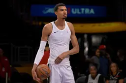 Victor Wembanyama à l'échauffement avant le match des Spurs chez les Los Angeles Lakers à la Crypto.com Arena.