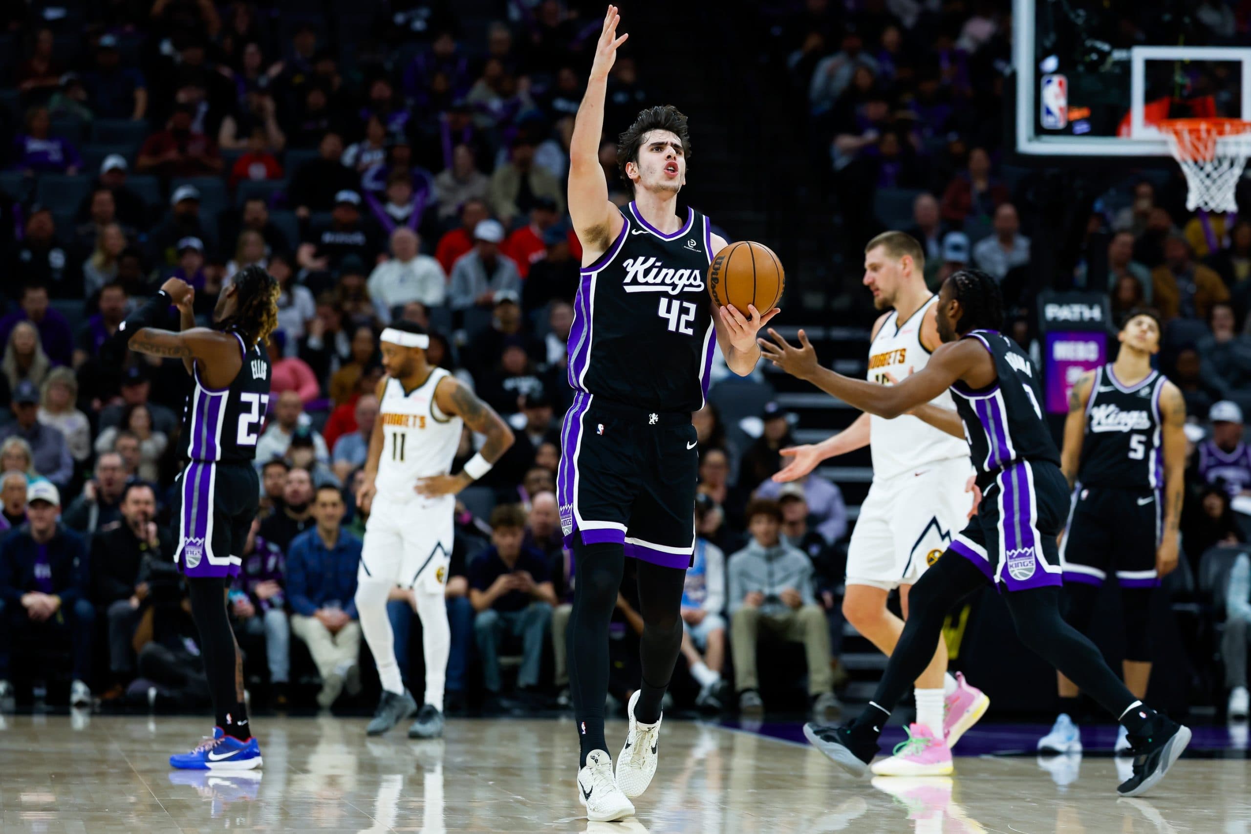 Maxime Raynaud solide en attaque mais dominé par Nikola Jokic dans la lourde défaite de Sacramento