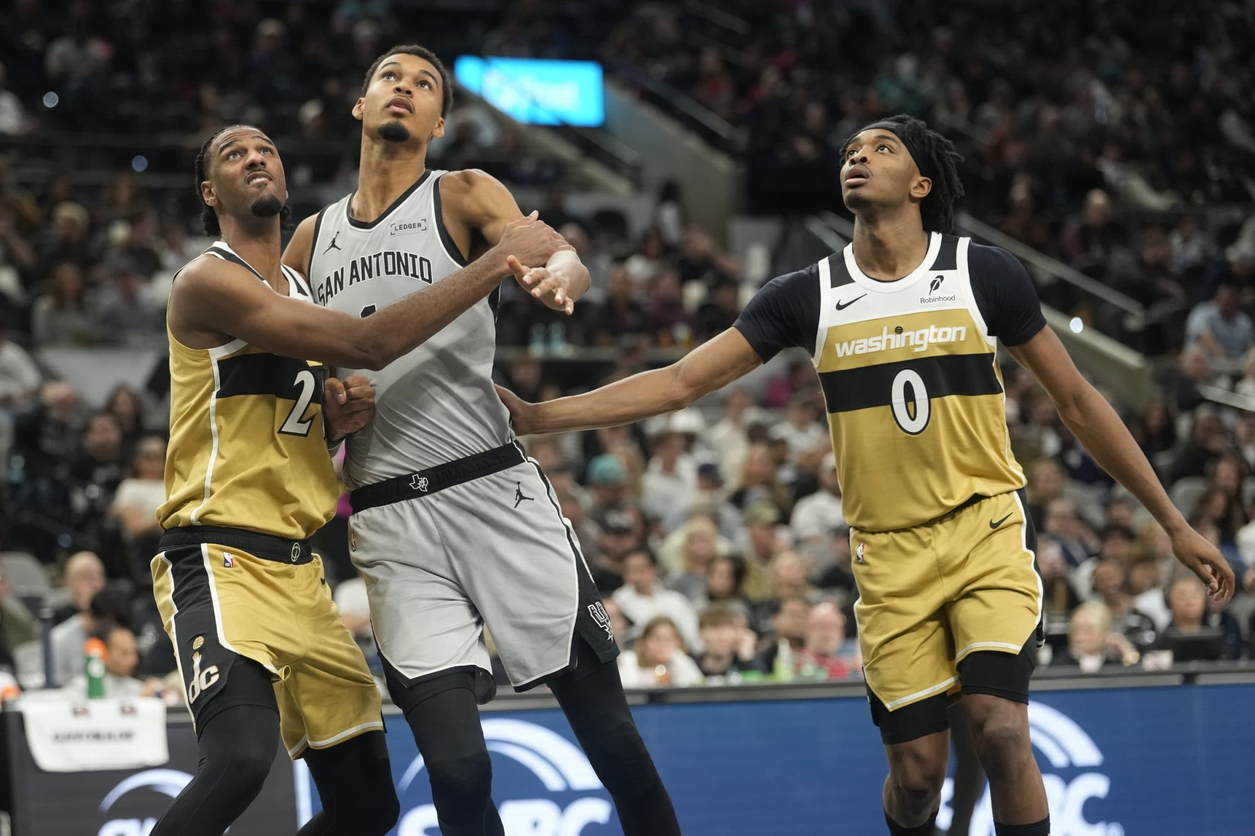 Victor Wembanyama change le match en sortie de banc face à Washington, Sarr répond présent