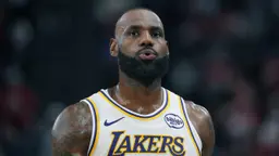 Pour nombre d'observateurs, les Lakers doivent prioriser la prolongation de contrat de LeBron James.