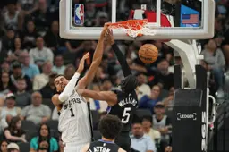 Victor Wembanyama au dunk sur Cody Williams lors de San Antonio - Utah