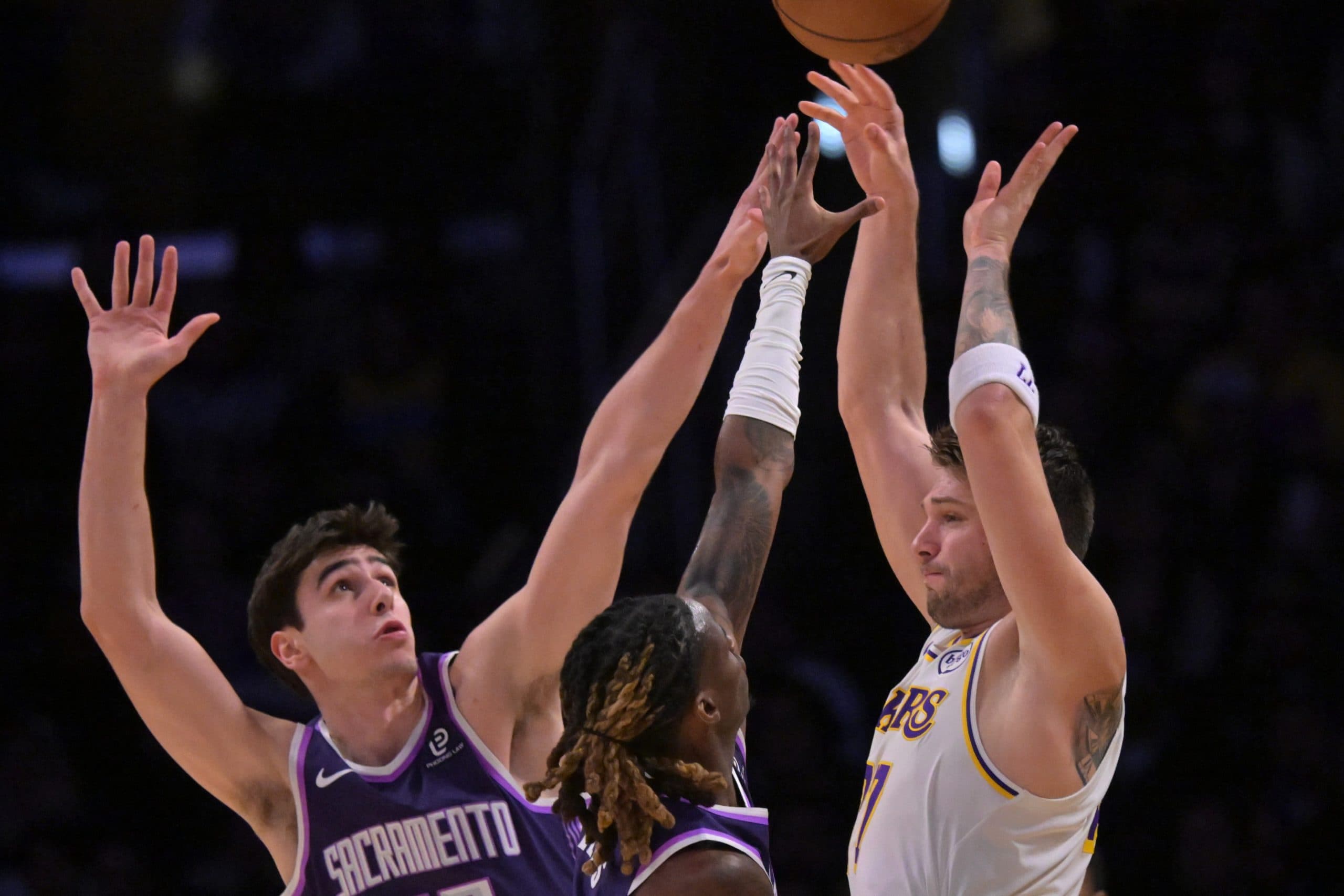 Maxime Raynaud solide face à Luka Doncic et les Los Angeles Lakers, malgré la défaite de Sacramento