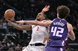 Kawhi Leonard déborde les Sacramento Kings et Maxime Raynau
