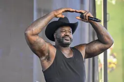 Shaquille O'Neal dans son rôle de D.J. lors d'un match de football américain au Texas