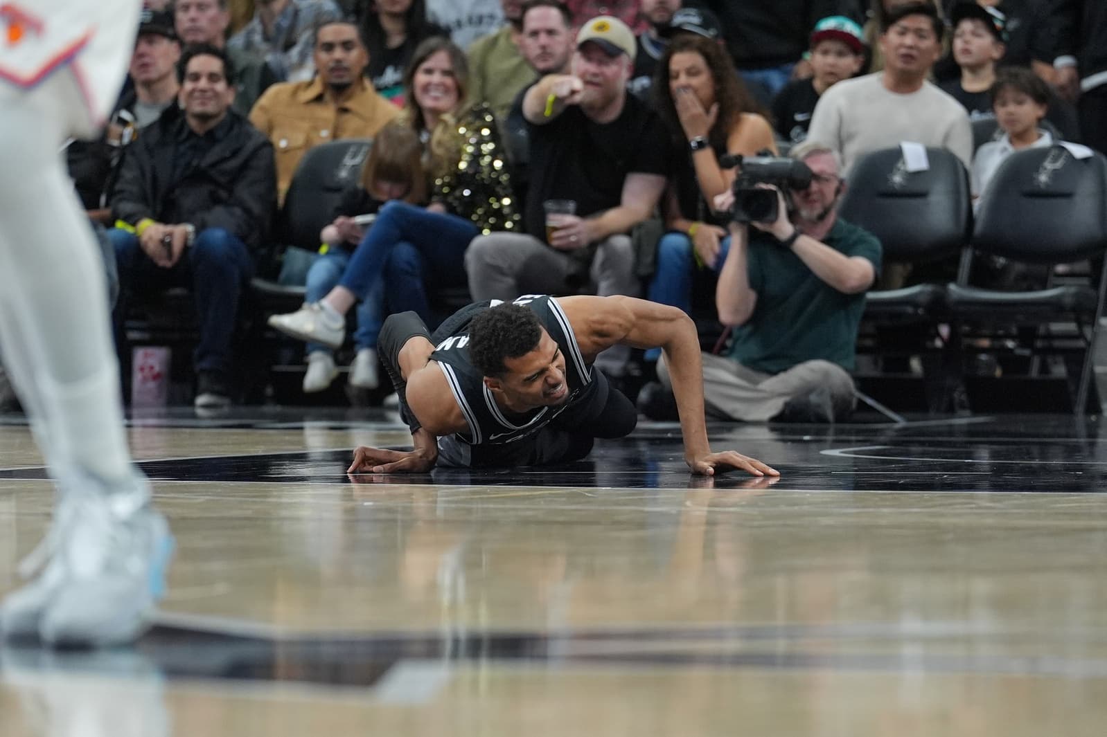 Victor Wembanyama étincelant puis blessé, San Antonio renverse New York