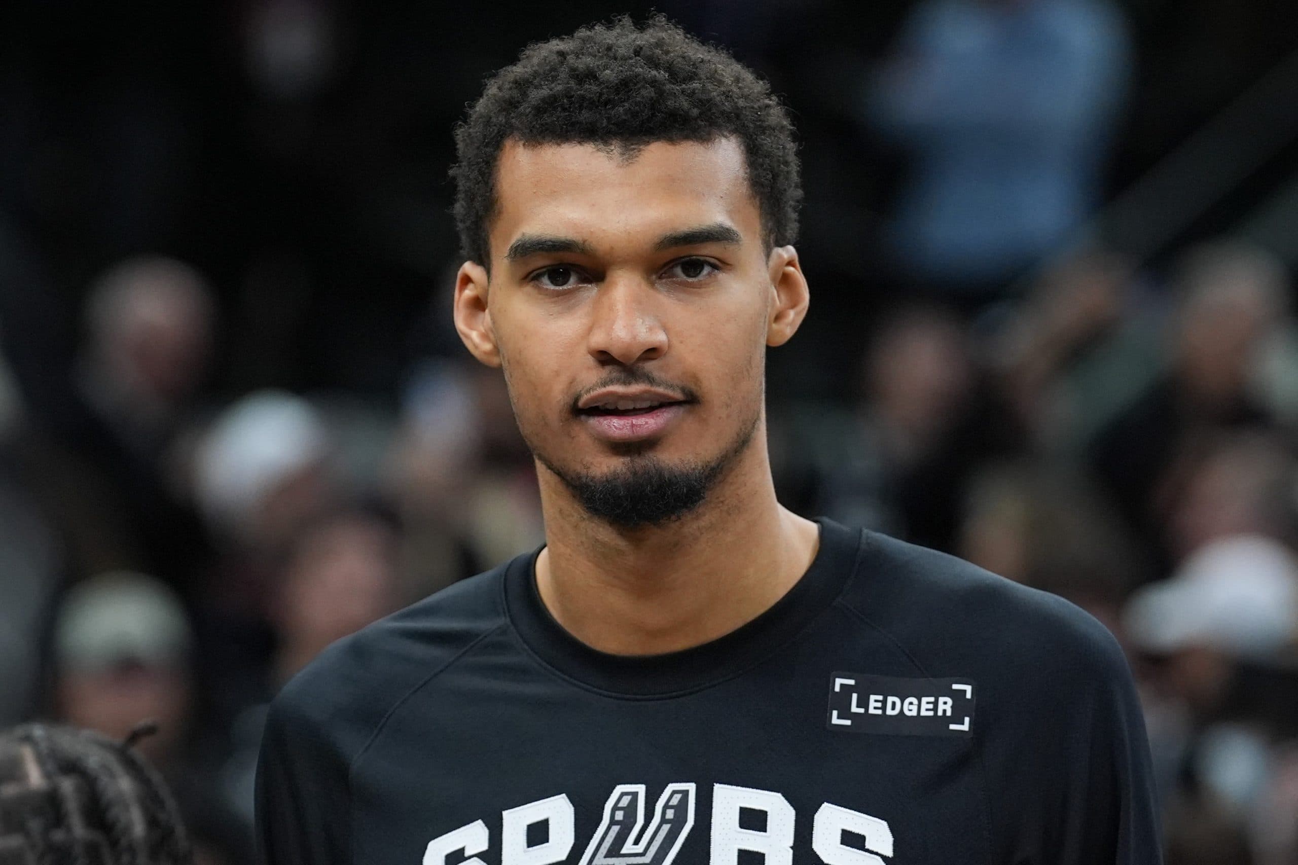 Victor Wembanyama encore ménagé face à Portland après sa blessure au genou