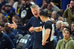 Steve Kerr en discussion avec le corps arbitral