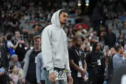 Victor Wembanyama en civil lors du dernier match des Spurs