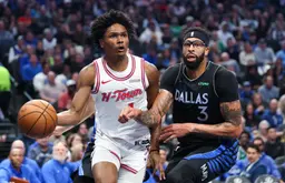 Amen Thompson et Anthony Davis lors de la rencontre entre Rockets et Mavericks