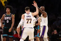 Luka Doncic et LeBron James offrent une nouvelle victoire serrée aux Lakers
