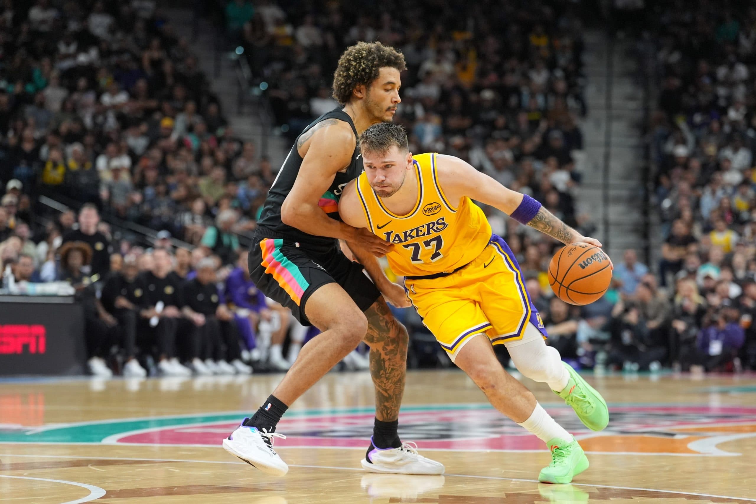 Les Spurs dominent les Lakers 107-91 malgré le triple-double de Luka Doncic