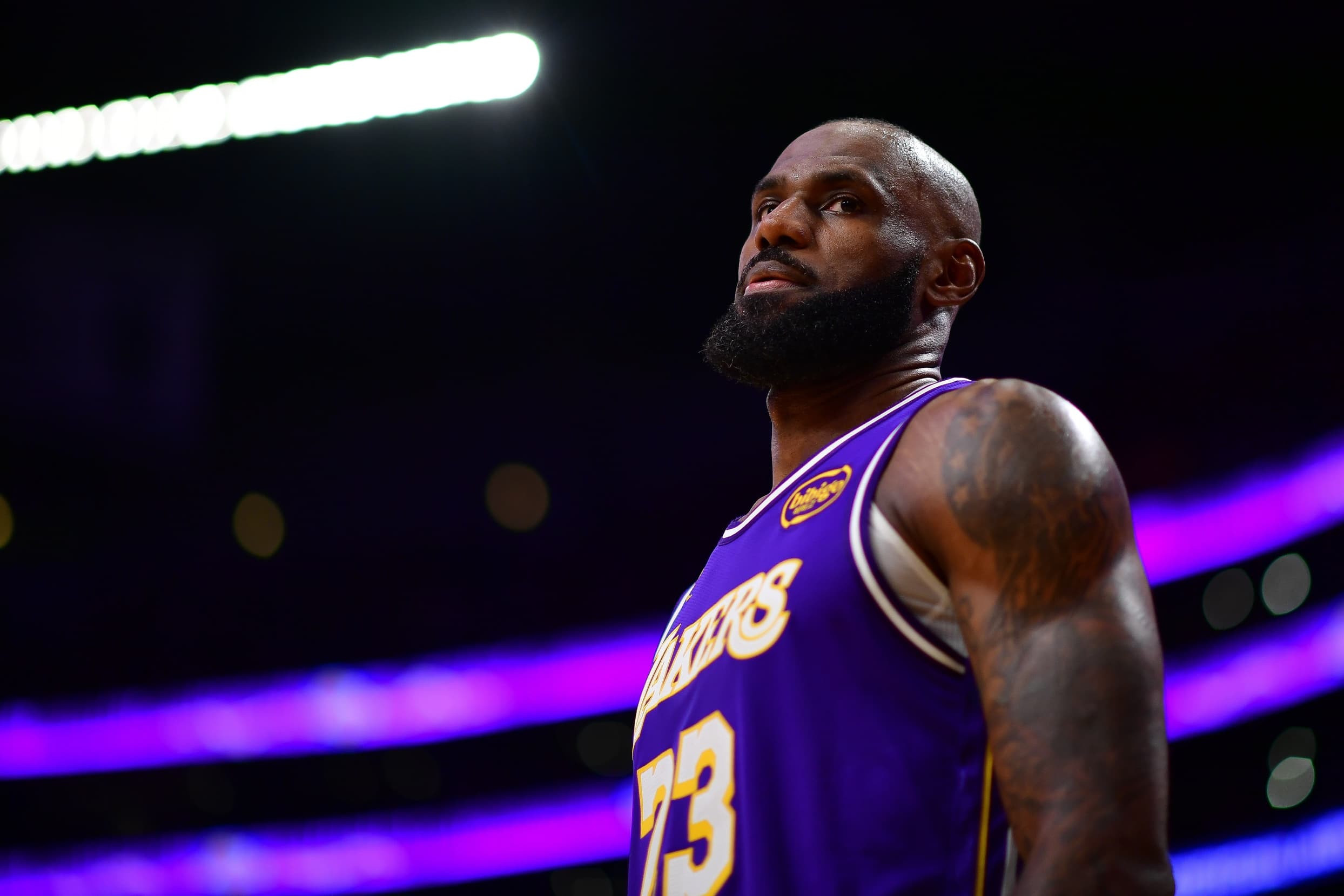 LeBron James arbore un patch spécial pour célébrer sa 23e saison NBA