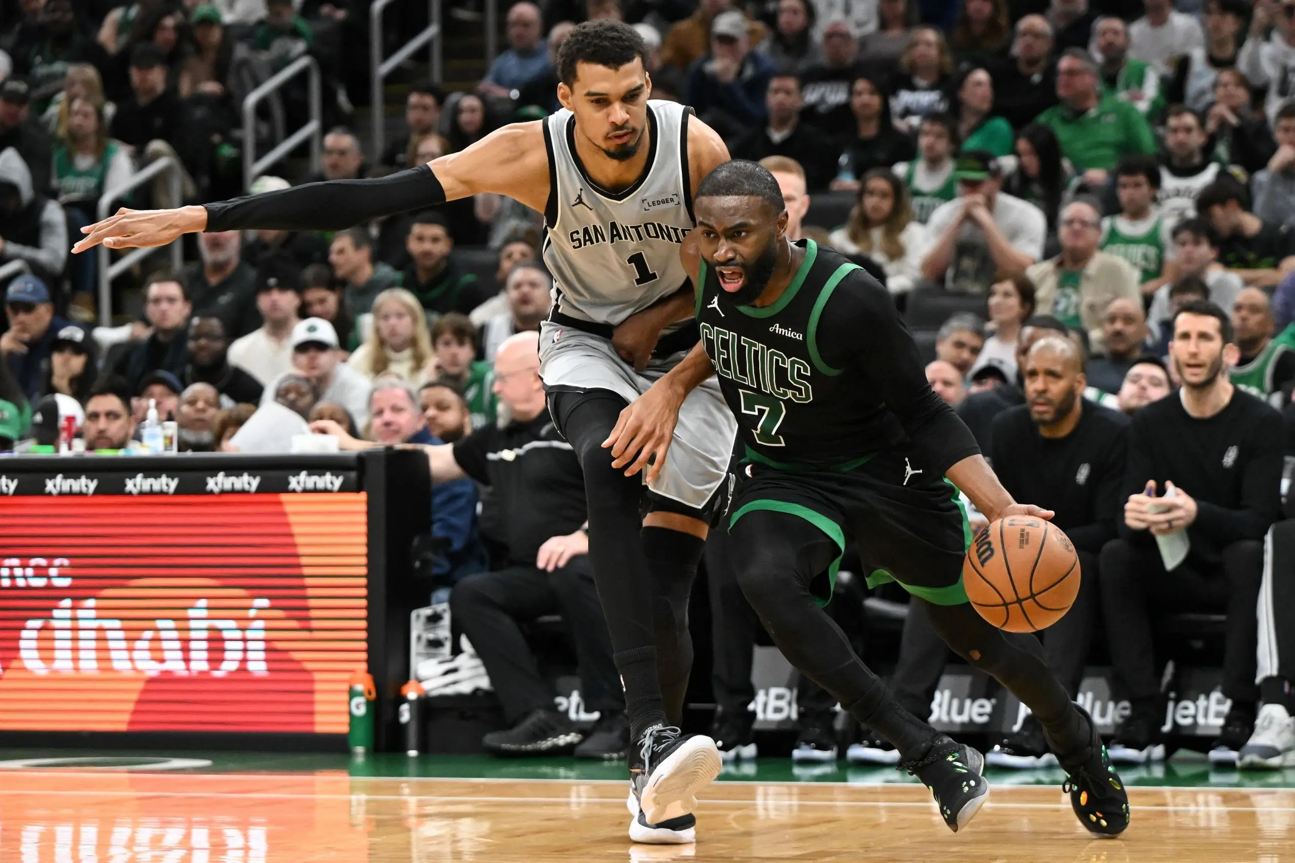 Jaylen Brown s’emporte contre l’arbitrage après la défaite face aux Spurs