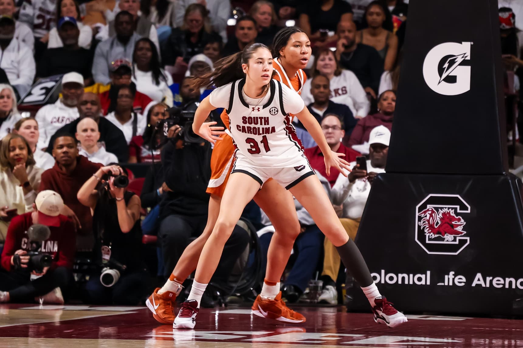 Ovationnée à son entrée, déjà sur SportsCenter, Alicia Tournebize a joué son premier match en NCAA