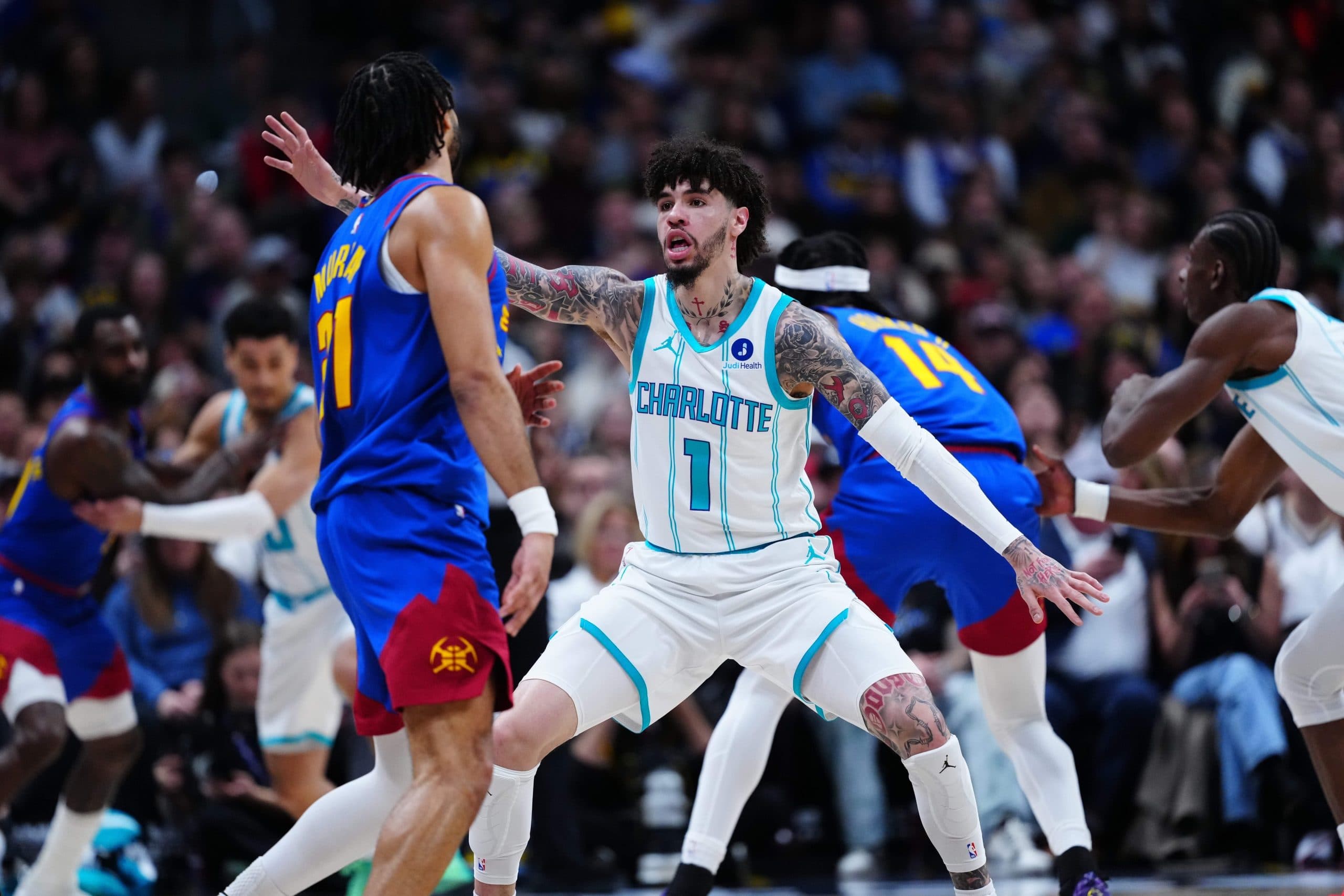 Les Nuggets chutent lourdement face aux Hornets, Adelman critique l’arbitrage