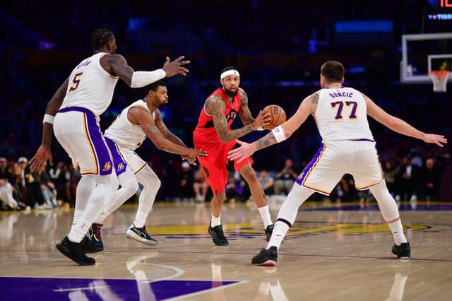 Lakers écrasent Toronto 110-93 : Doncic et Ayton brillent
