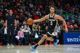 En 30 minutes de jeu, il a compilé 17 points, 9 rebonds et 10 passes décisives.