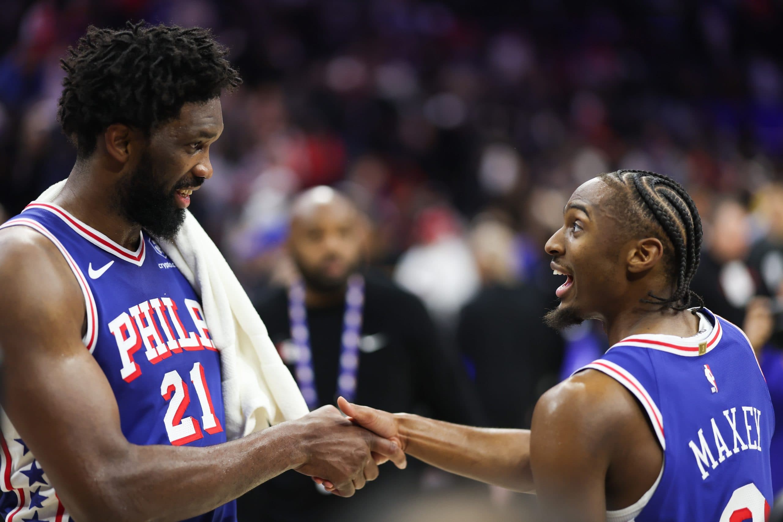 Tyrese Maxey et Joel Embiid dominent Houston en prolongation (128-122)