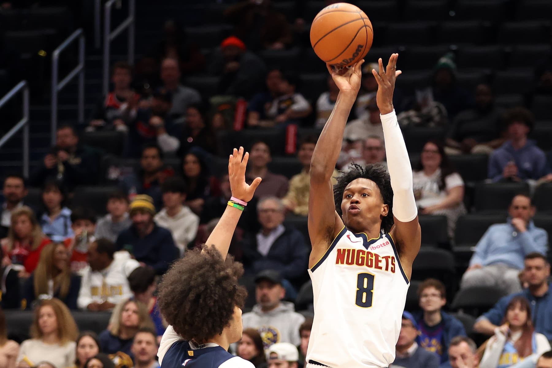 Peyton Watson explose avec 35 points, record en carrière face aux Wizards