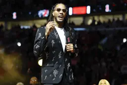 Rose devient le cinquième joueur de l'histoire des Bulls à voir son maillot retiré, rejoignant Jerry Sloan, Bob Love, Michael Jordan et Scottie Pippen au plafond du United Center.