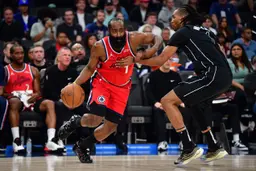 Kawhi Leonard a brillé avec 28 points, tandis que l'ancien Net James Harden a ajouté 22 points, 8 passes et 6 rebonds.