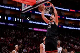 Alperen Sengun a dominé la raquette adverse avec une performance exceptionnelle de 33 points, 9 rebonds et 6 passes décisives, en convertissant 15 de ses 17 tentatives de tir.