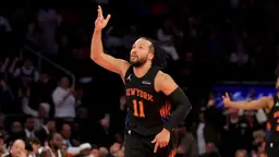 Omniprésent à NY depuis le sacre des Knicks, Jalen Brunson a fait une apparition remarquée au célèbre Rucker Park mardi.
