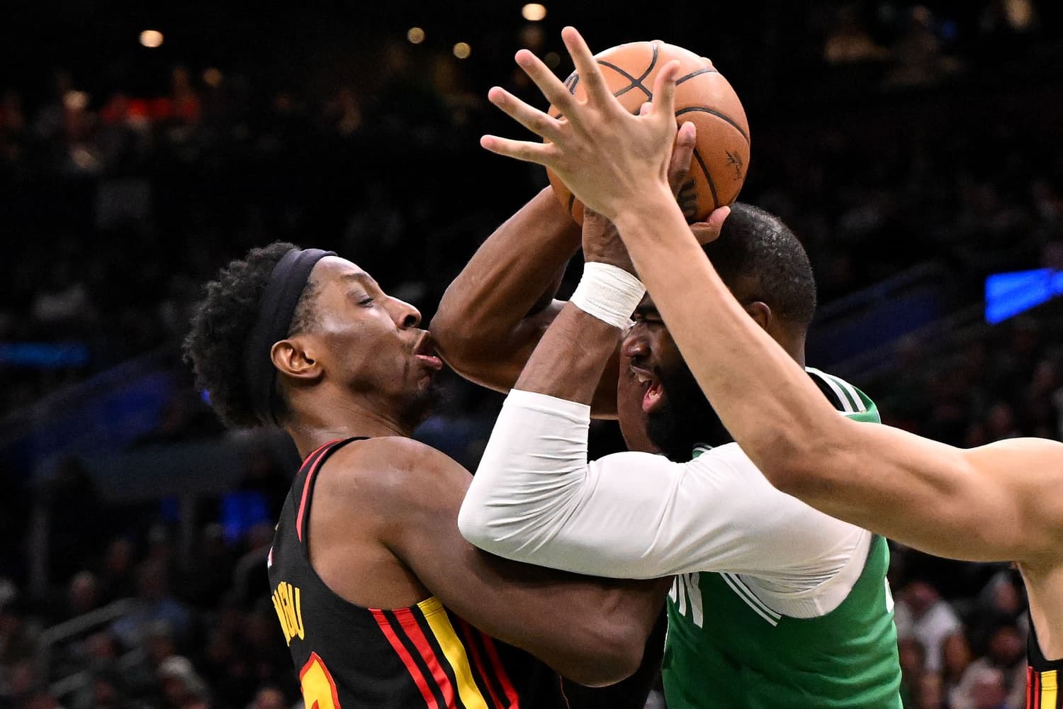 Onyeka Okongwu victime d’une fracture dentaire après un coup de coude de Jaylen Brown