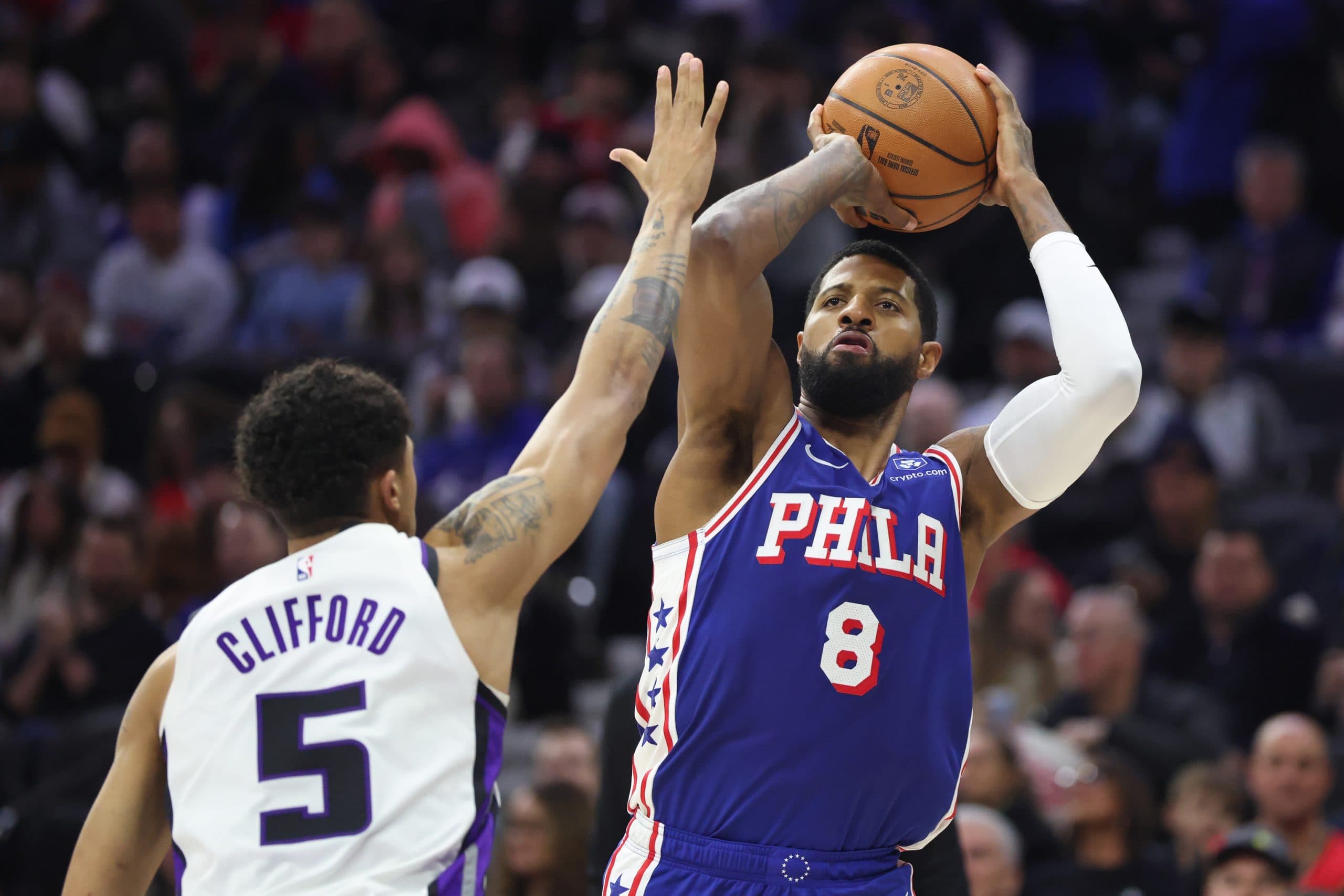 Paul George de retour avec les 76ers après sa suspension de 25 matchs