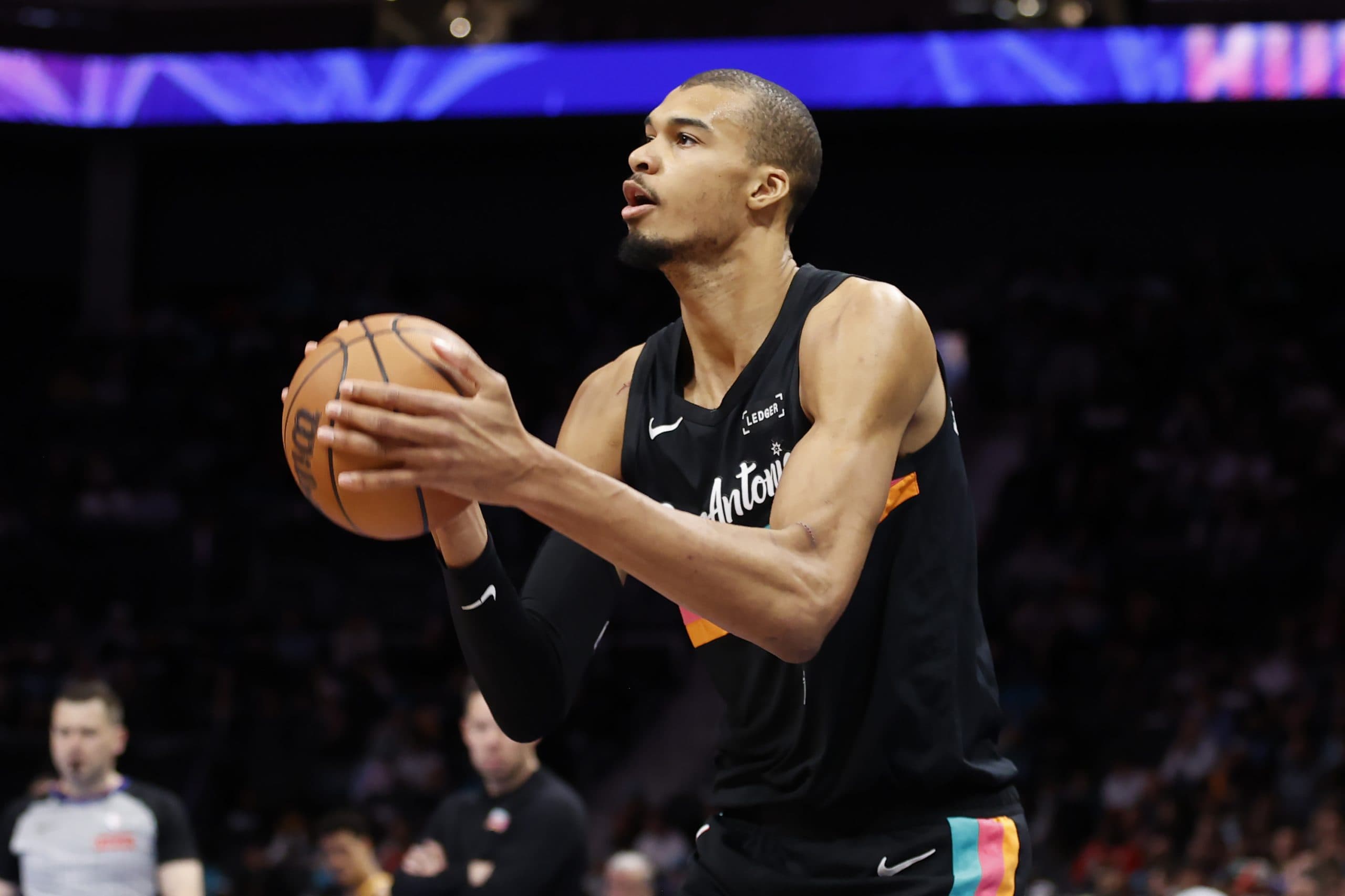 Victor Wembanyama et les San Antonio Spurs bloqués par la neige à Charlotte : le match contre Orlando contraint d’être décalé !