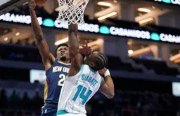 Moussa Diabaté montre au contre sur Yves Missi et Charlotte enchaîne