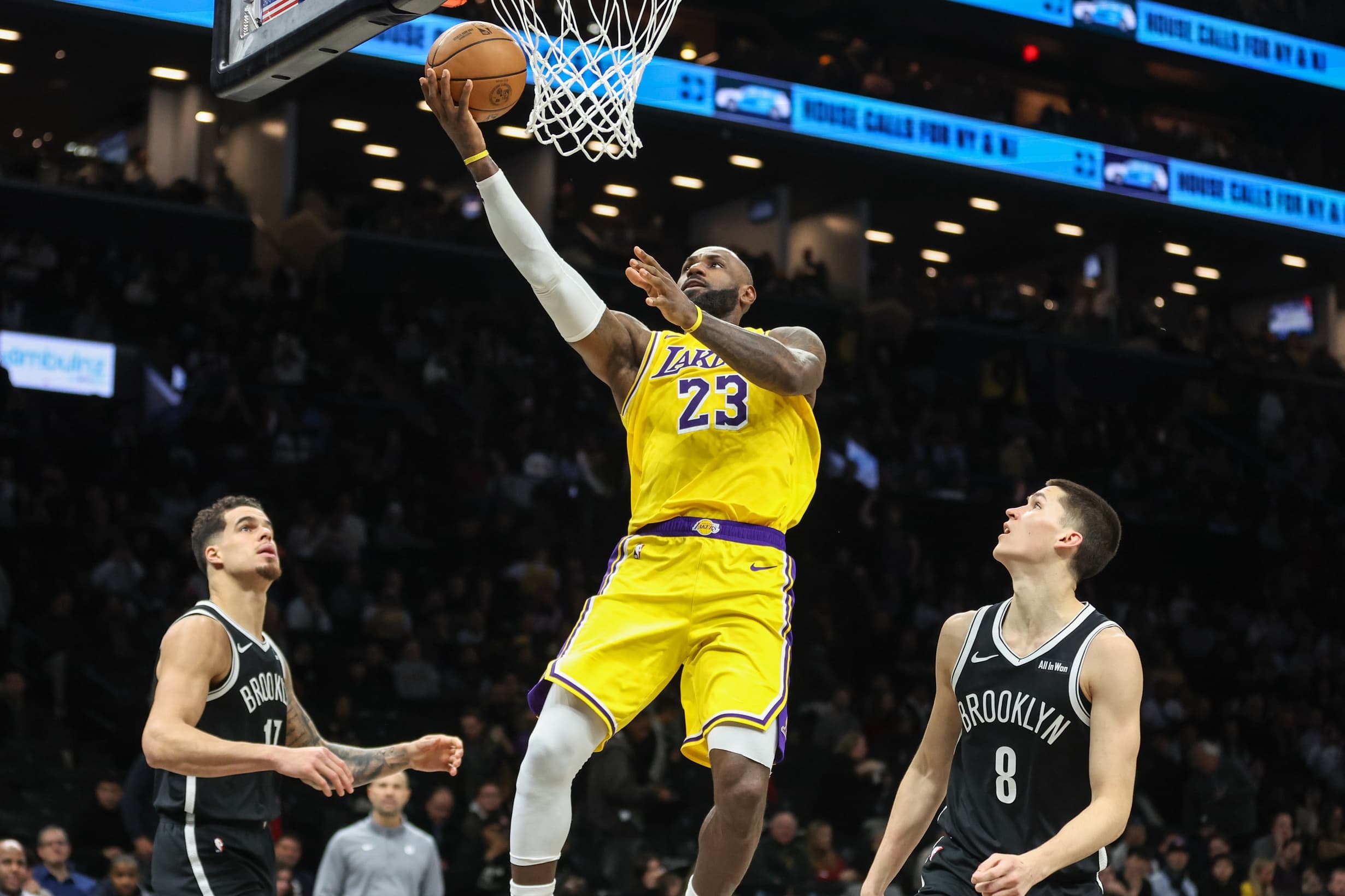 LeBron James et Luka Doncic portent les Lakers vers une victoire éclatante 125-109 face aux Nets