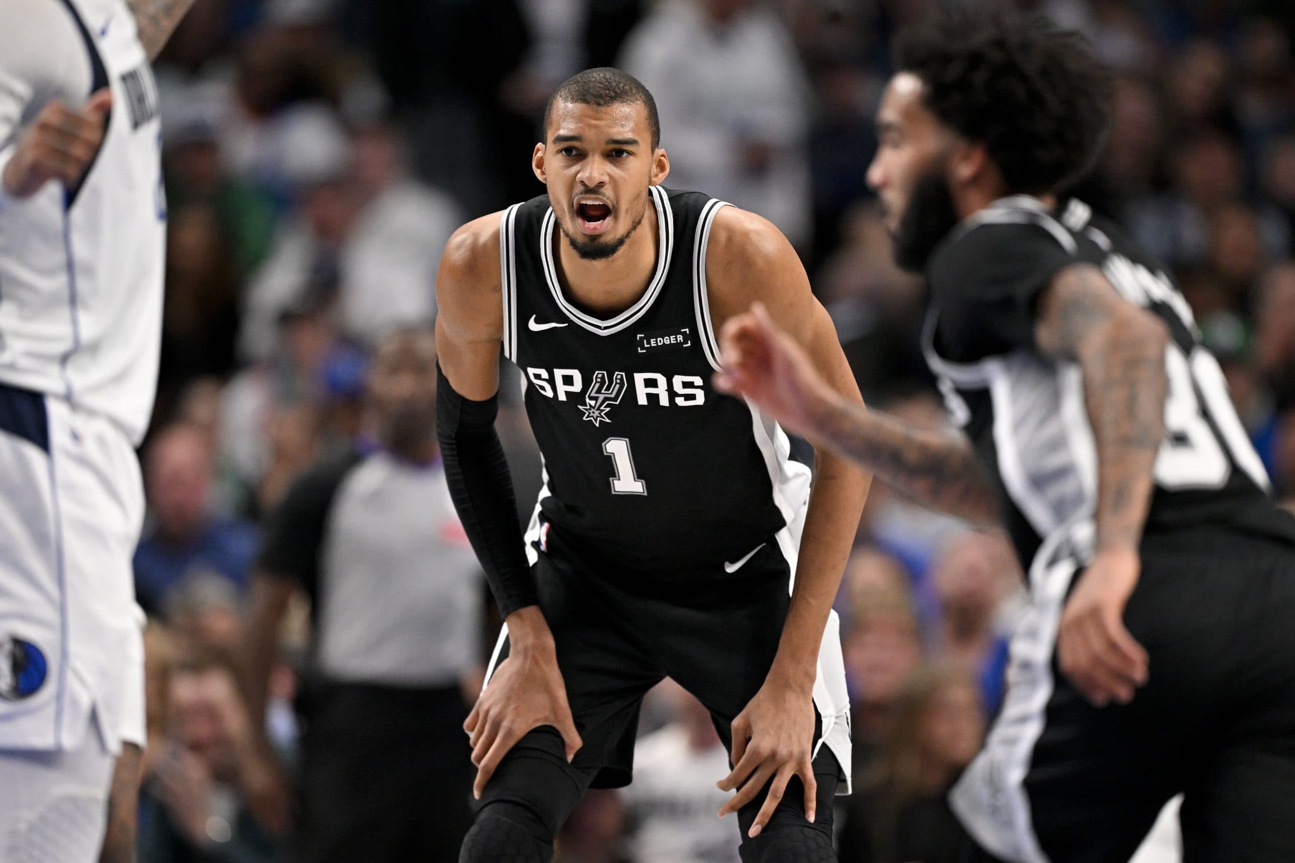 Wembanyama mène les Spurs vers la victoire face aux Mavericks avec 29 points
