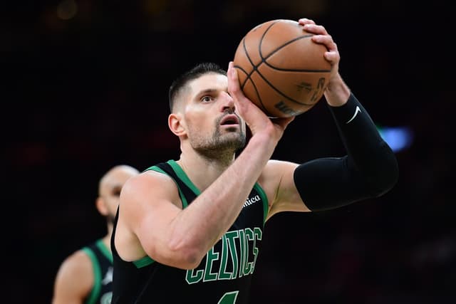 Dans le dur aux Celtics, Nikola Vucevic veut « rester » en NBA