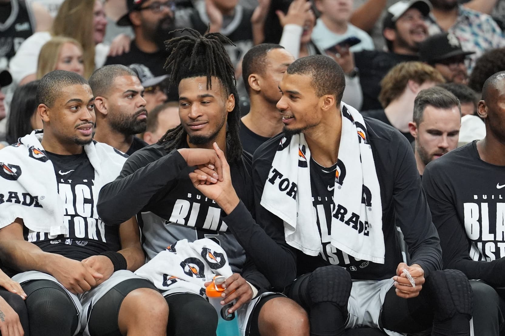 Wembanyama aide Stephon Castle à établir un record NBA historique lors de la victoire des Spurs contre Dallas