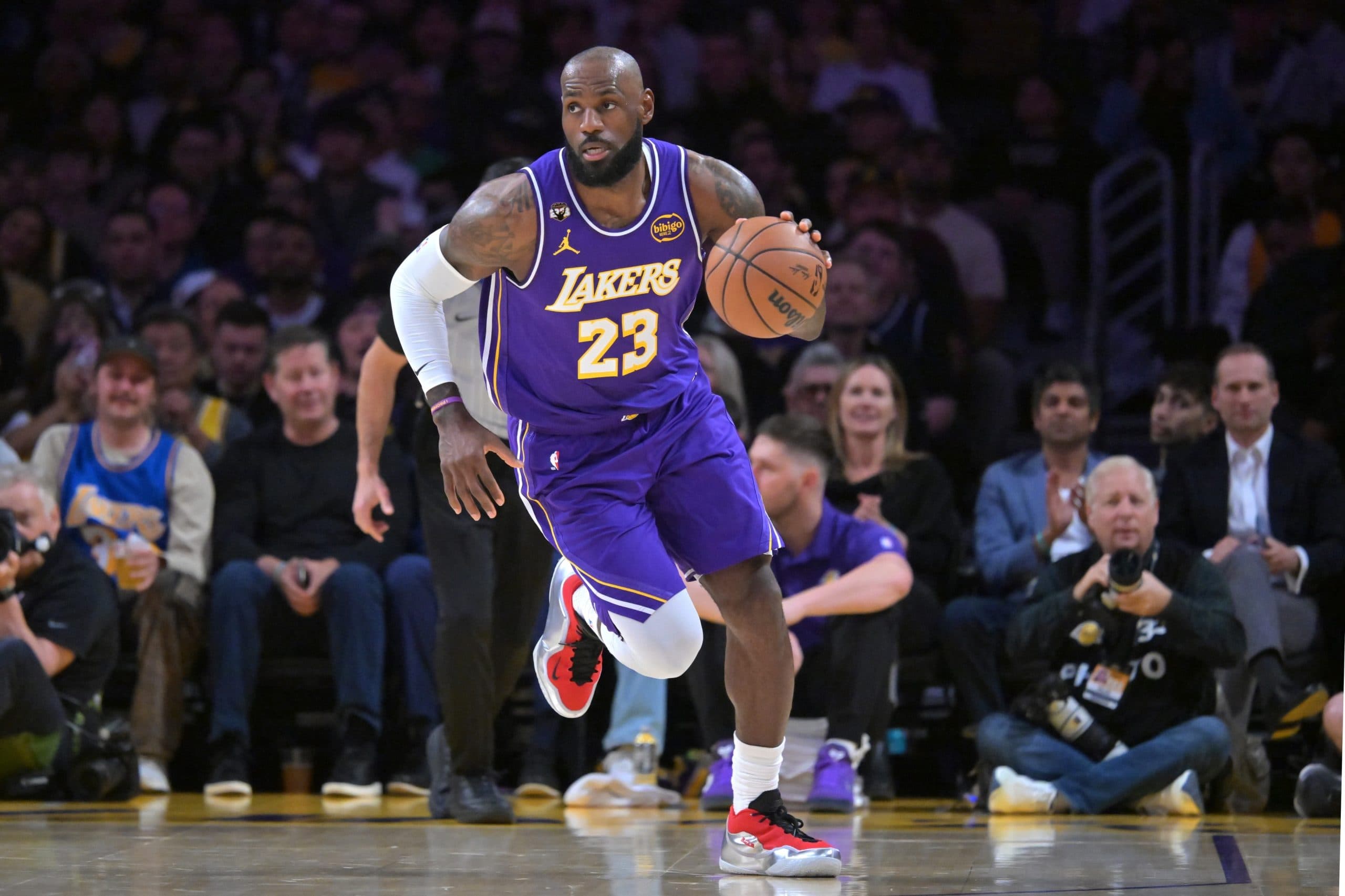 LeBron James bat le record du plus vieux joueur avec un triple-double lors de la victoire des Lakers
