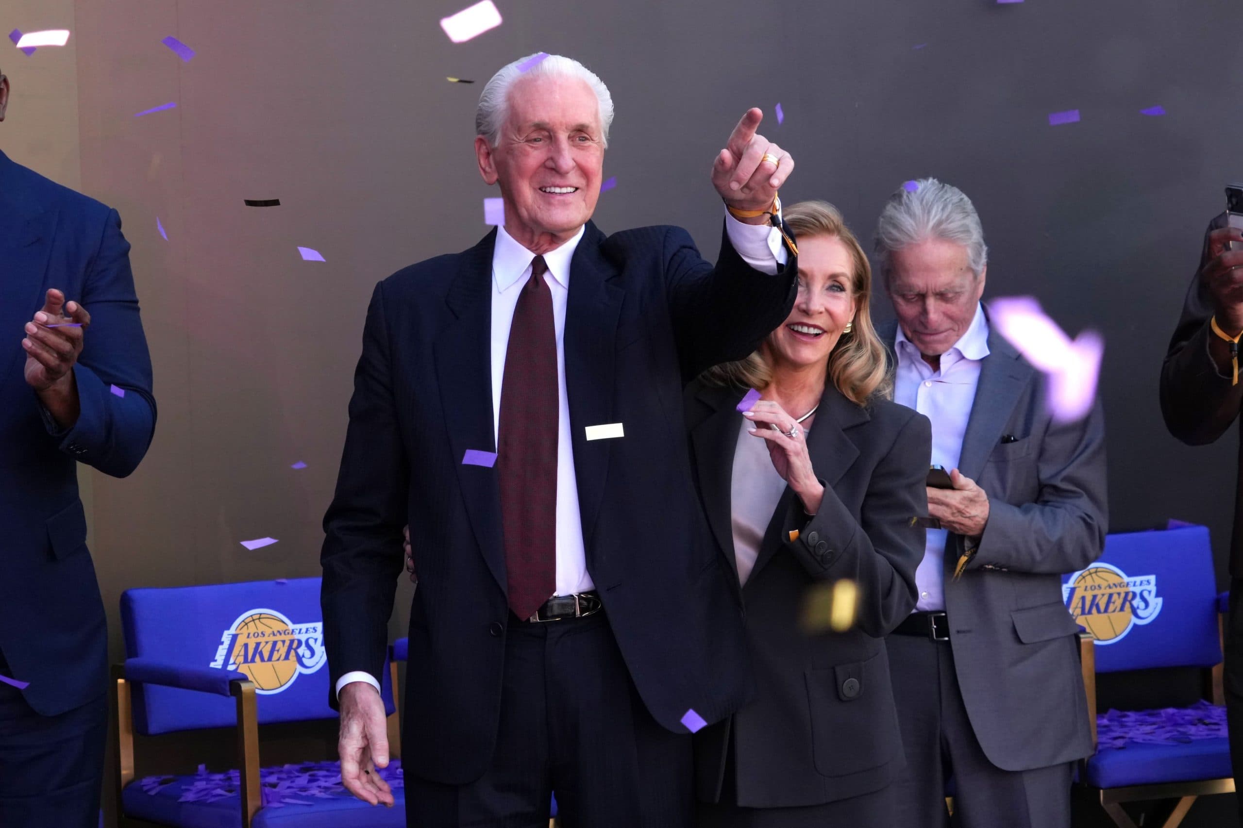 Pat Riley honoré d’une statue par les Lakers : une légende de Showtime immortalisée