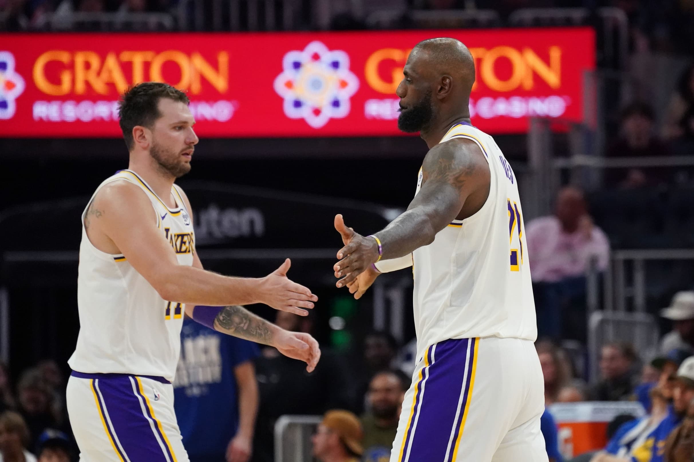 Les Lakers écrasent les Warriors avec un Luka Dončić en feu
